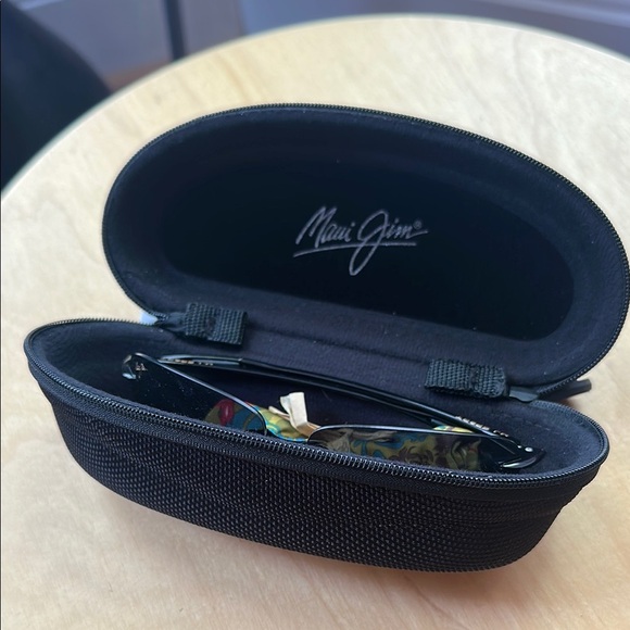 Maui Jim Breakwall Polarized Black Sunglasses with Case - Picture 2 of 5